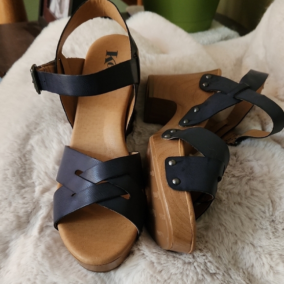 NWOB Women's Korks Navy Wooden Heel Sandals-Size 10 - Picture 1 of 5
